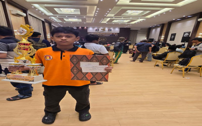 Langkah Catur Penuh Prestasi: Tio Bersinar di Turnamen Se-Madura