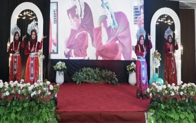 TARI SANDORENANG BERKOSTUM KHAS MADURA MEMUKAU HADIRIN PURNAWIYATA MTsN 1 SUMENEP