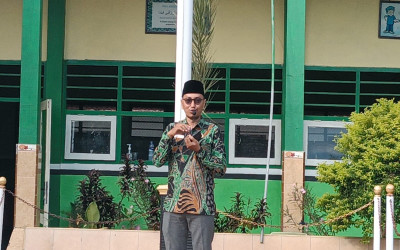 Kepala Baru MTsN 1 Sumenep Perkenalkan Diri, Ajak Siswa Jadi Anak Hebat dan Disiplin