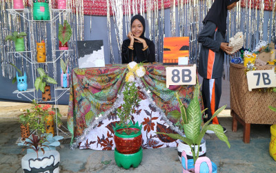 Rayakan Hari Bumi, MTsN 1 Sumenep 'Sulap' Lapangan Basket Jadi Pusat Karya dan Kuliner Seru dan Spot Foto Estetik!!